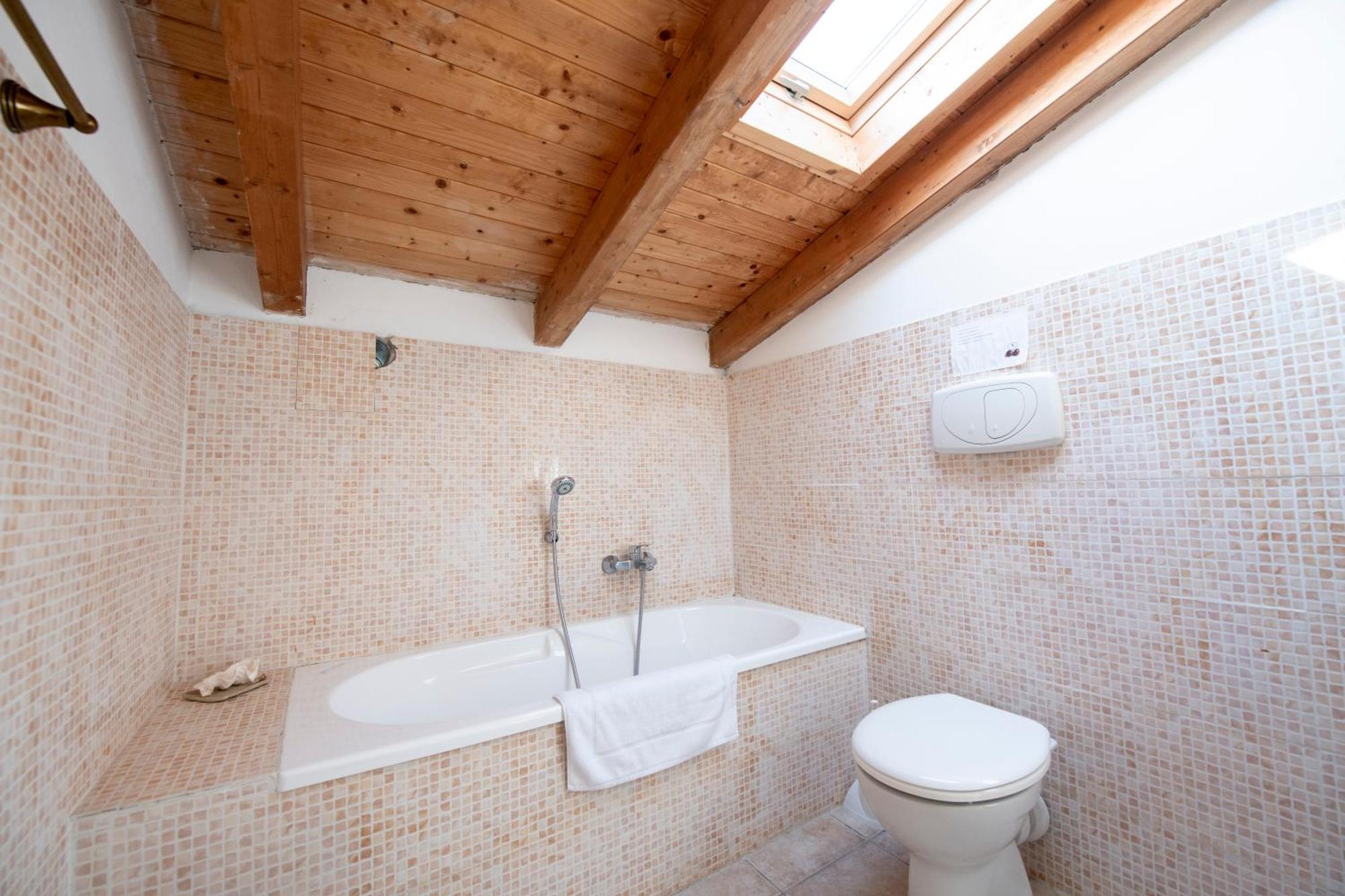 211 - Appartamento Acacia, Terrazza Giardino E Piscina Carro المظهر الخارجي الصورة