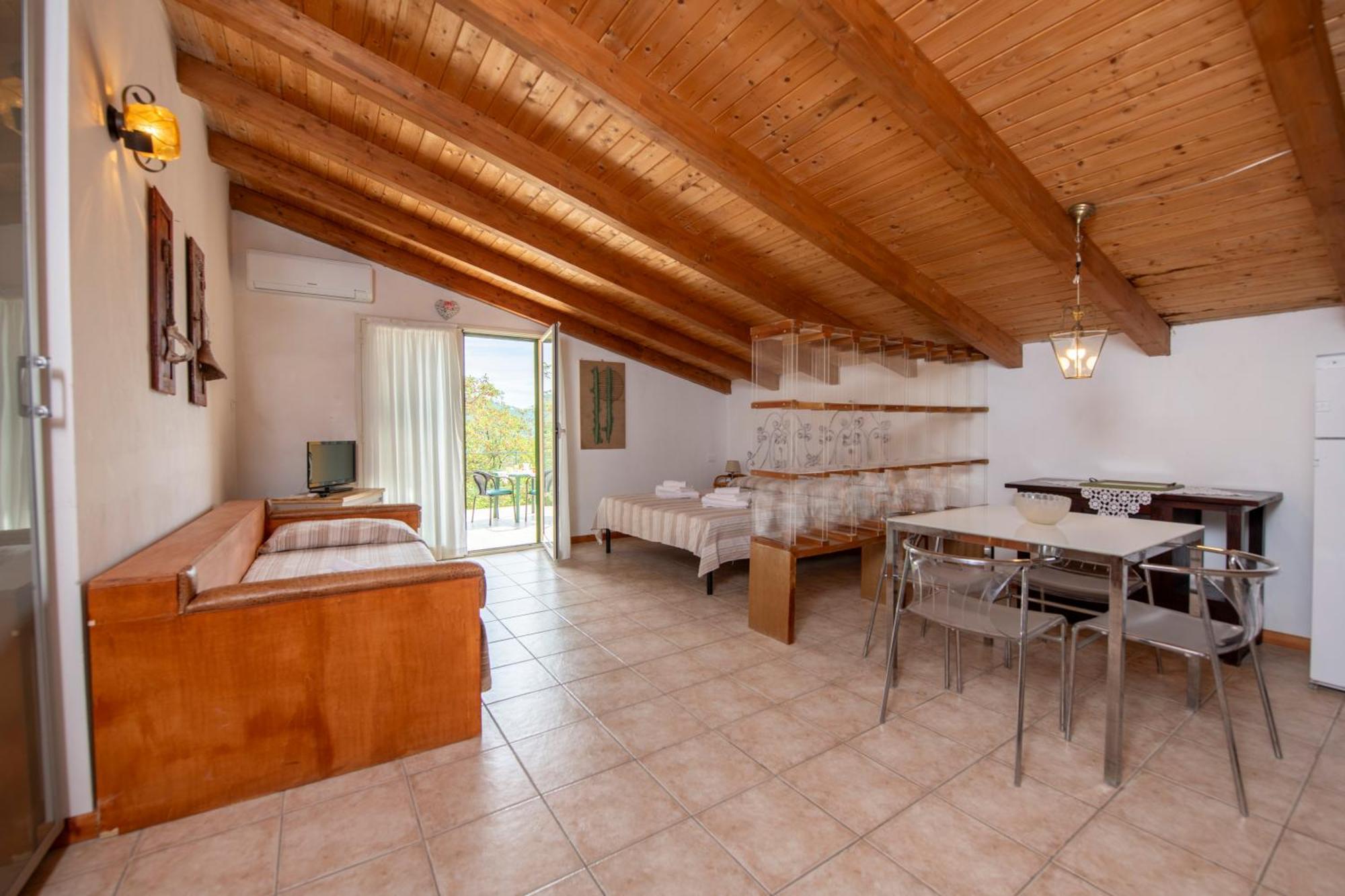 211 - Appartamento Acacia, Terrazza Giardino E Piscina Carro المظهر الخارجي الصورة
